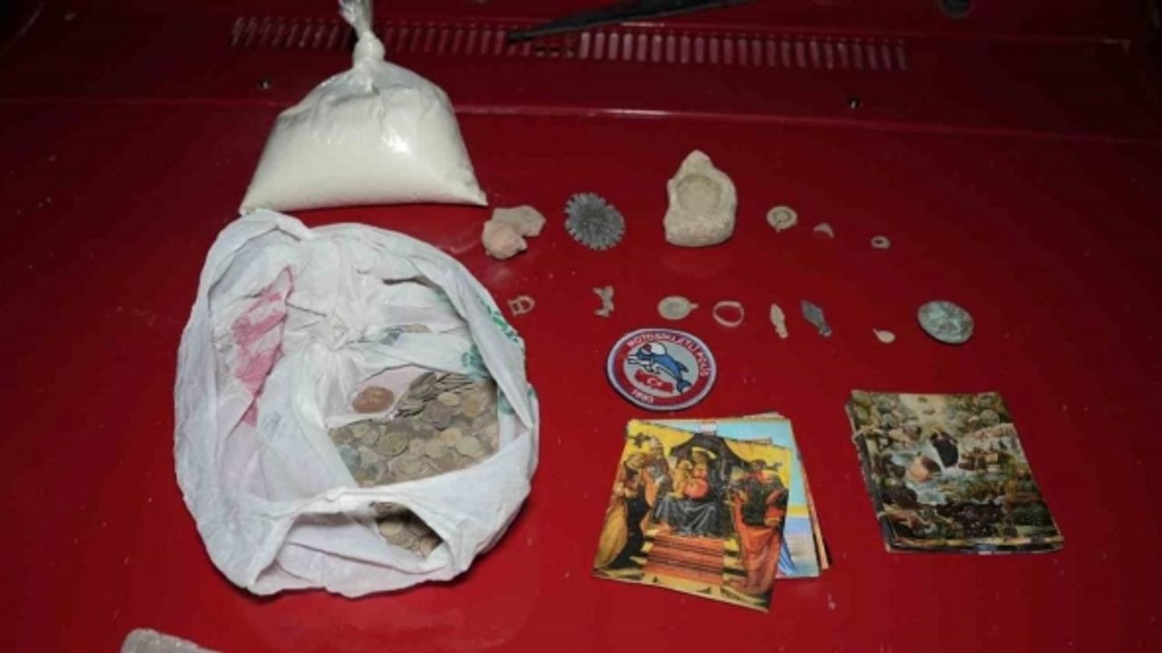 Şüphe üzerine durdurulan otomobilden çok sayıda tarihi eser çıktı: 3 gözaltı