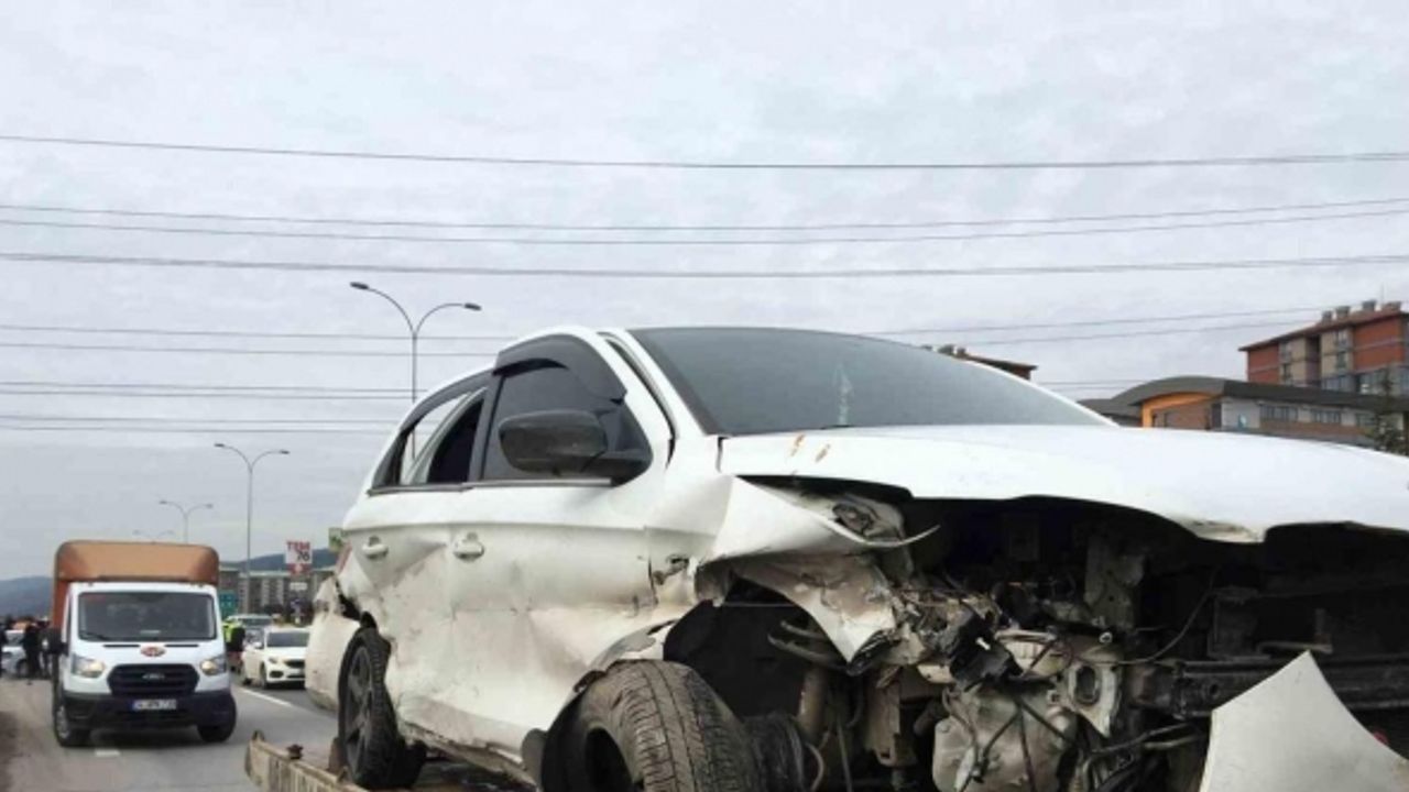 TEM’de iki otomobil çarpıştı: 1’i çocuk 3 yaralı