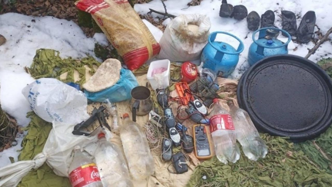 Teröristlere ait mağarada çok sayıda yaşam malzemesi ve mühimmat ele geçirildi