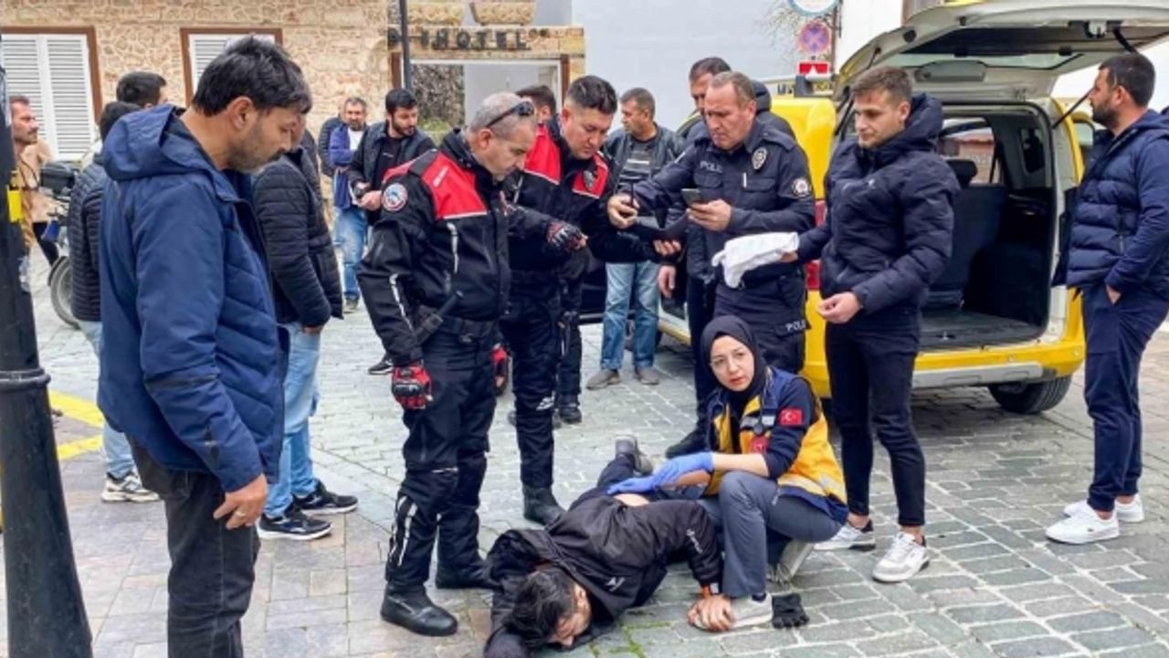 Ticari taksi ve motosiklet sürücüsü arasında yol verme kavgası: 1 yaralı