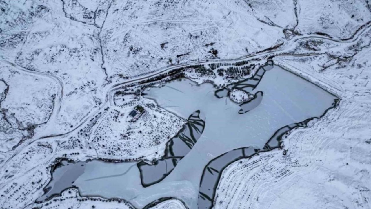 "Tokat’ın çatı katı"ndaki donan gölet, hayran bırakan kış tablosuna dönüştü