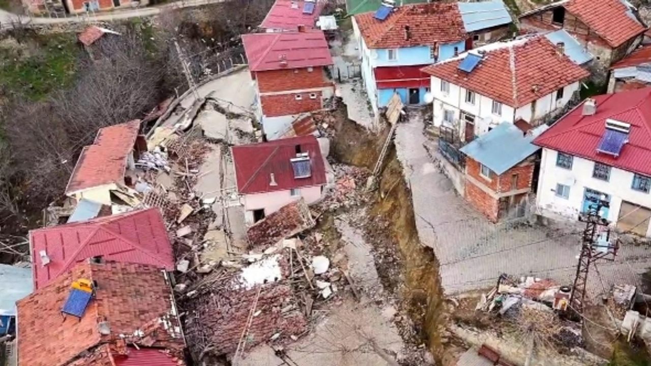 Tokat’ta heyelan felaketinin vurduğu Günebakan köyü dronla havadan görüntülendi
