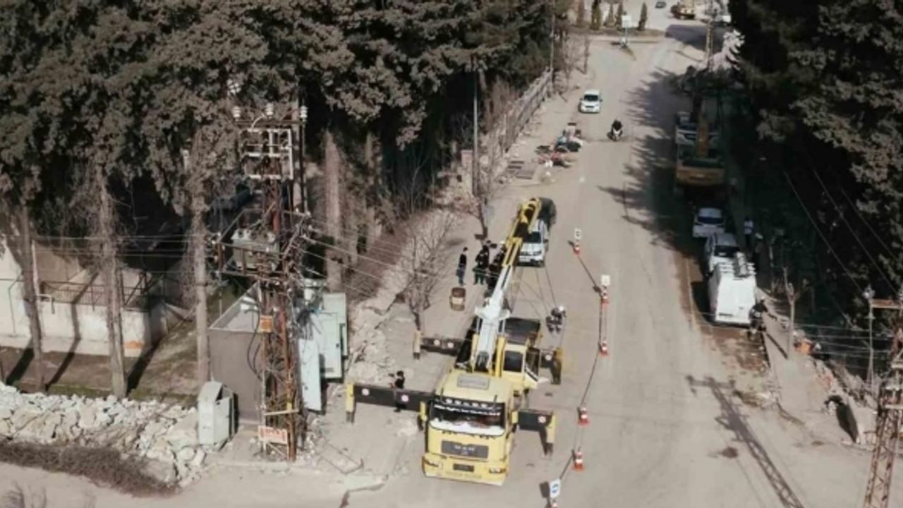 Toroslar EDAŞ deprem bölgesindeki elektrik dağıtım çalışmalarını sürdürüyor