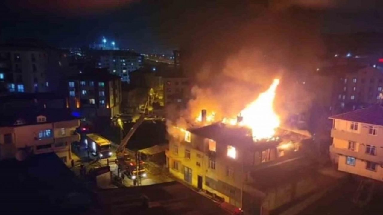 Tuzla’da 2 katlı binanın çatısı alev alev yandı