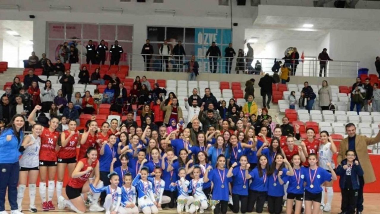 TVF Kadınlar 2. Lig: Bozüyük Belediye Eğitim Spor: 3 - Tepebaşı Gençlik: 0