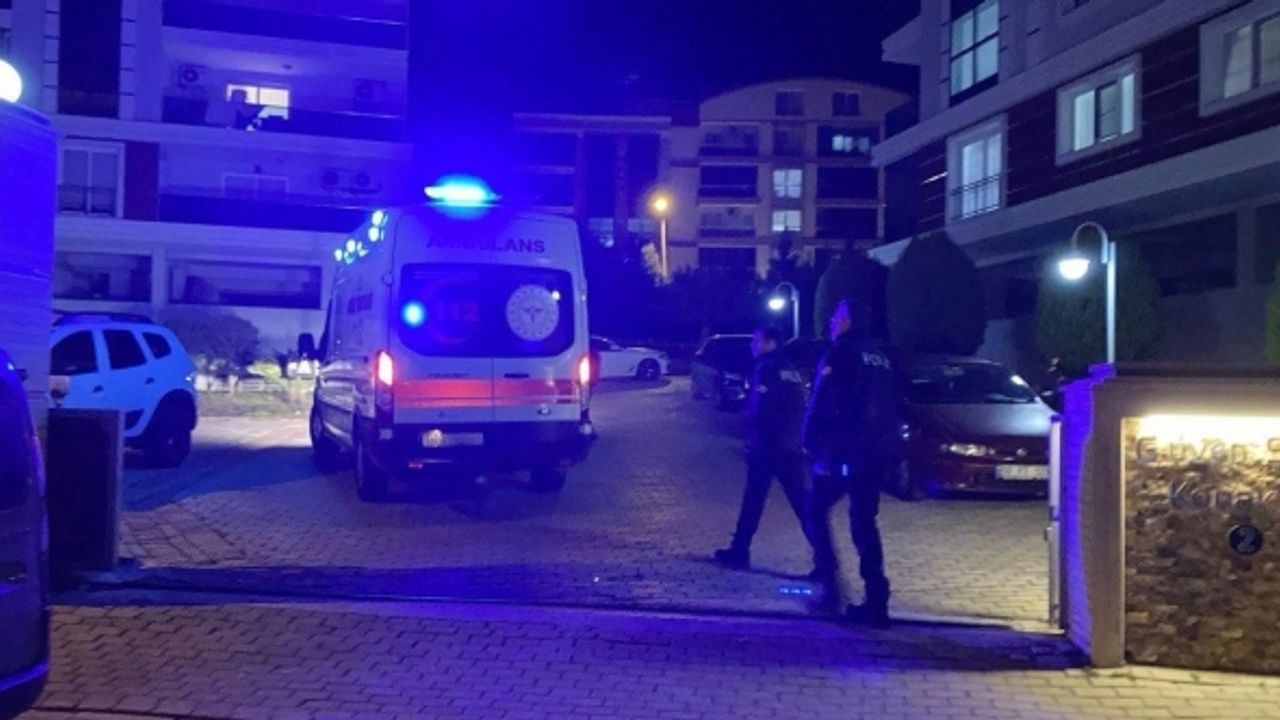 Üçüncü katta bulunan evlerinin balkonundan beton zemine düştü