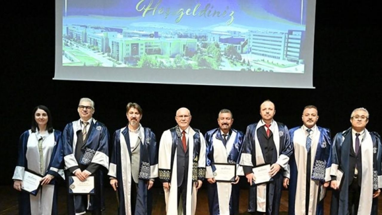 Uşak Üniversitesinde akademik yükselme ve ödül töreni düzenlendi