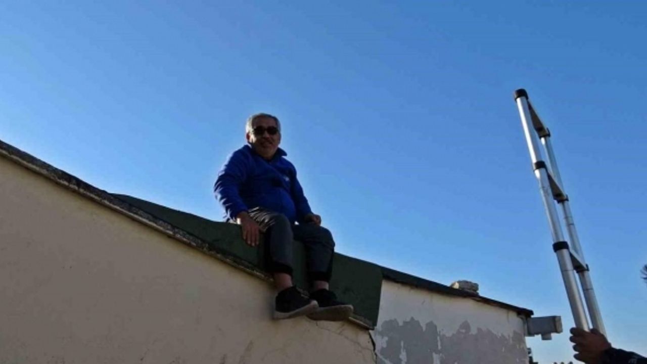 "Uyduda parazit var" deyip çatıya çıktı, 2 metre yükseklikte mahsur kaldı
