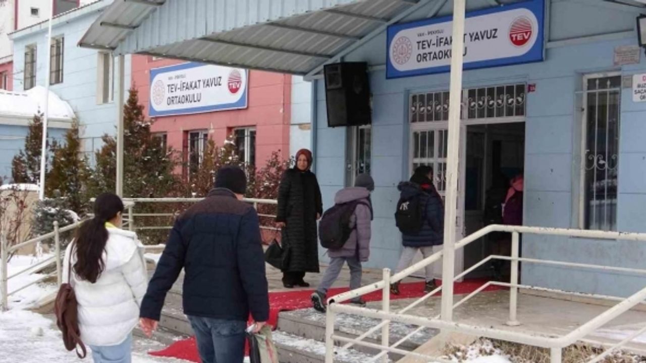 Van’ın ilçeleri Özalp ve Saray’da okullar bir gün tatil edildi