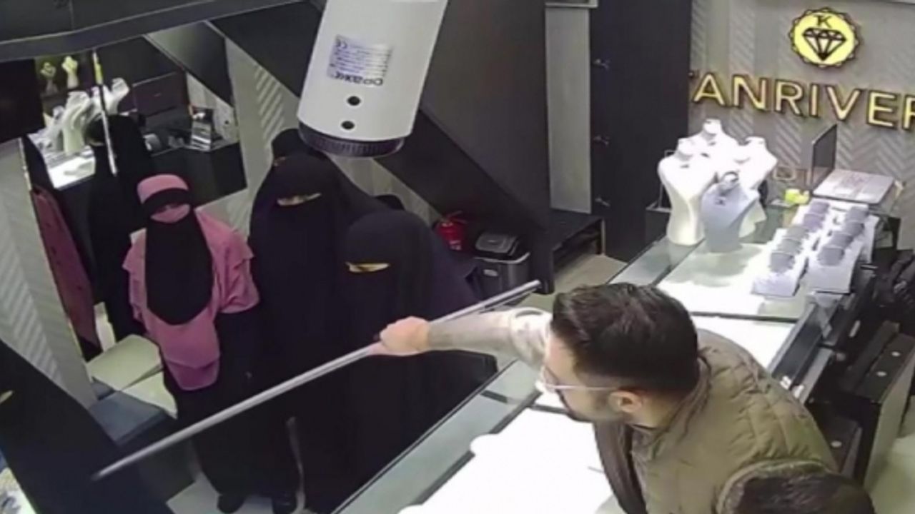 Yakalanınca kurtulmak için kuyumcunun ortasına tuvaletini yaptı