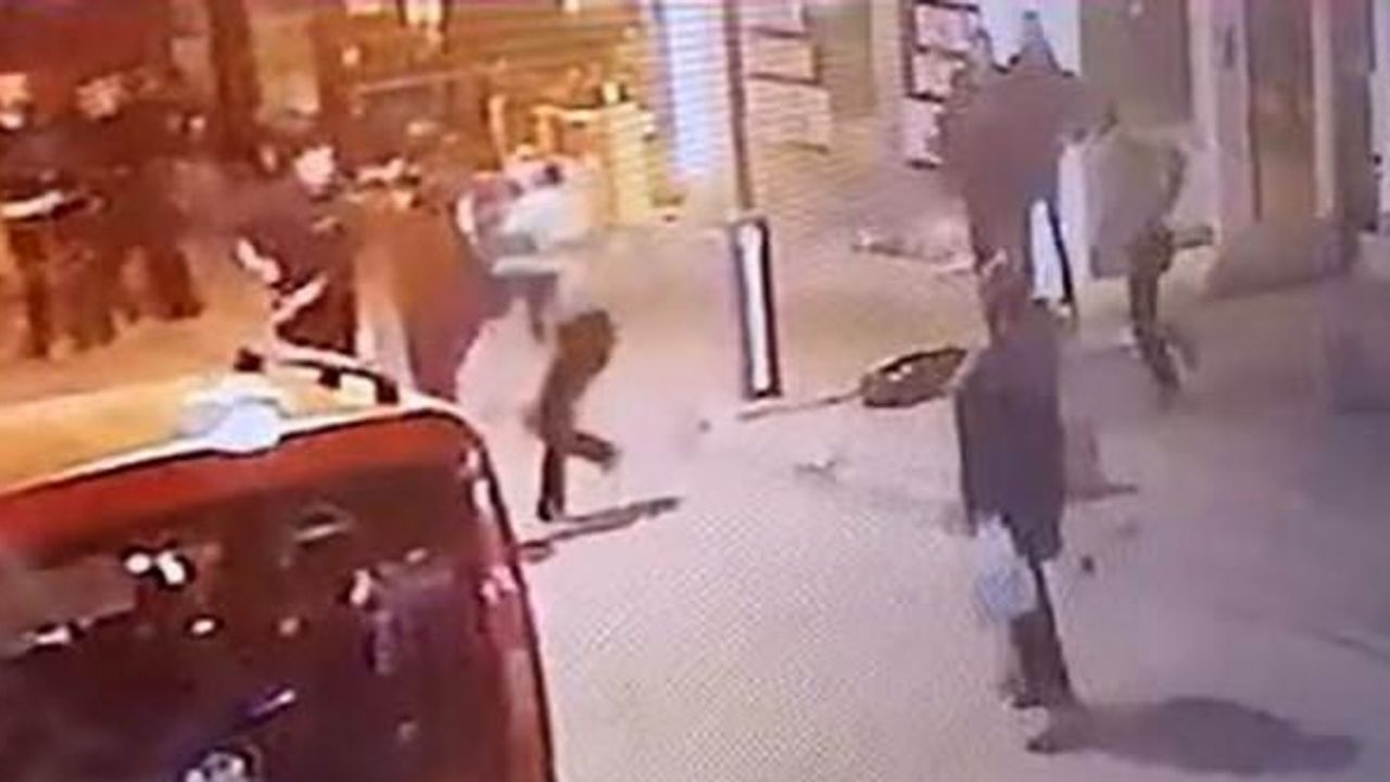 Yolda yürüyorlardı, birden kavgaya tutuştular: O anlar kamerada