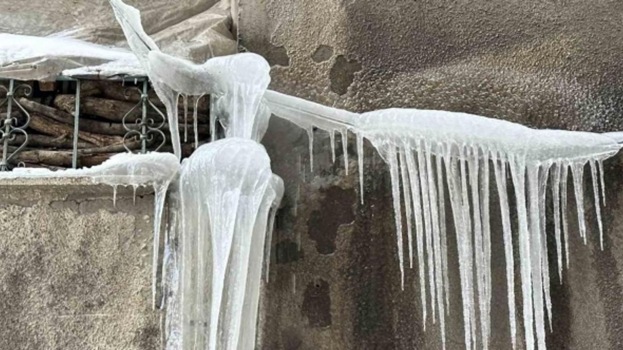 Yüksekova’da Sibirya soğukları; çatılarda buz sarkıtları 4 metreyi geçti