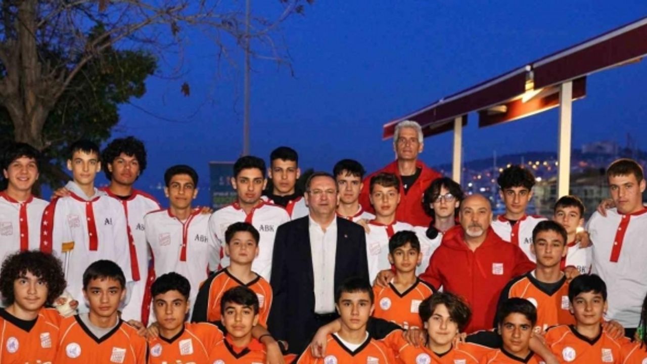 Ayvalıklı “Dev adamlar” zaferi Başkan Ergin ile kutladı