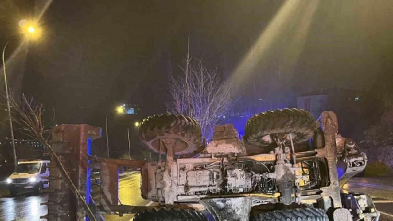 Bariyere çarpan iş makinesi refüje devrildi: 2 yaralı