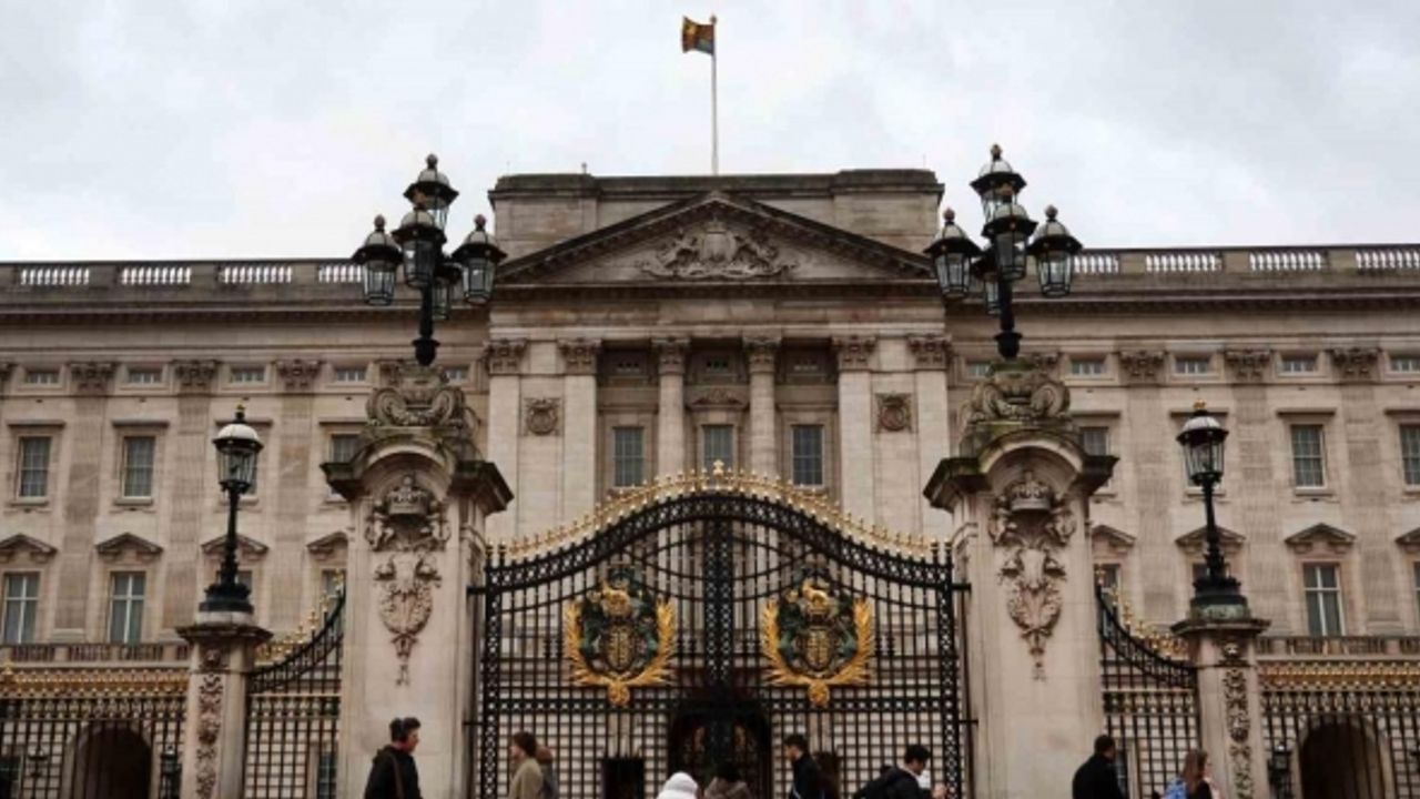 Buckingham Sarayı’nın kapısına araçla çarpan şahıs gözaltına alındı