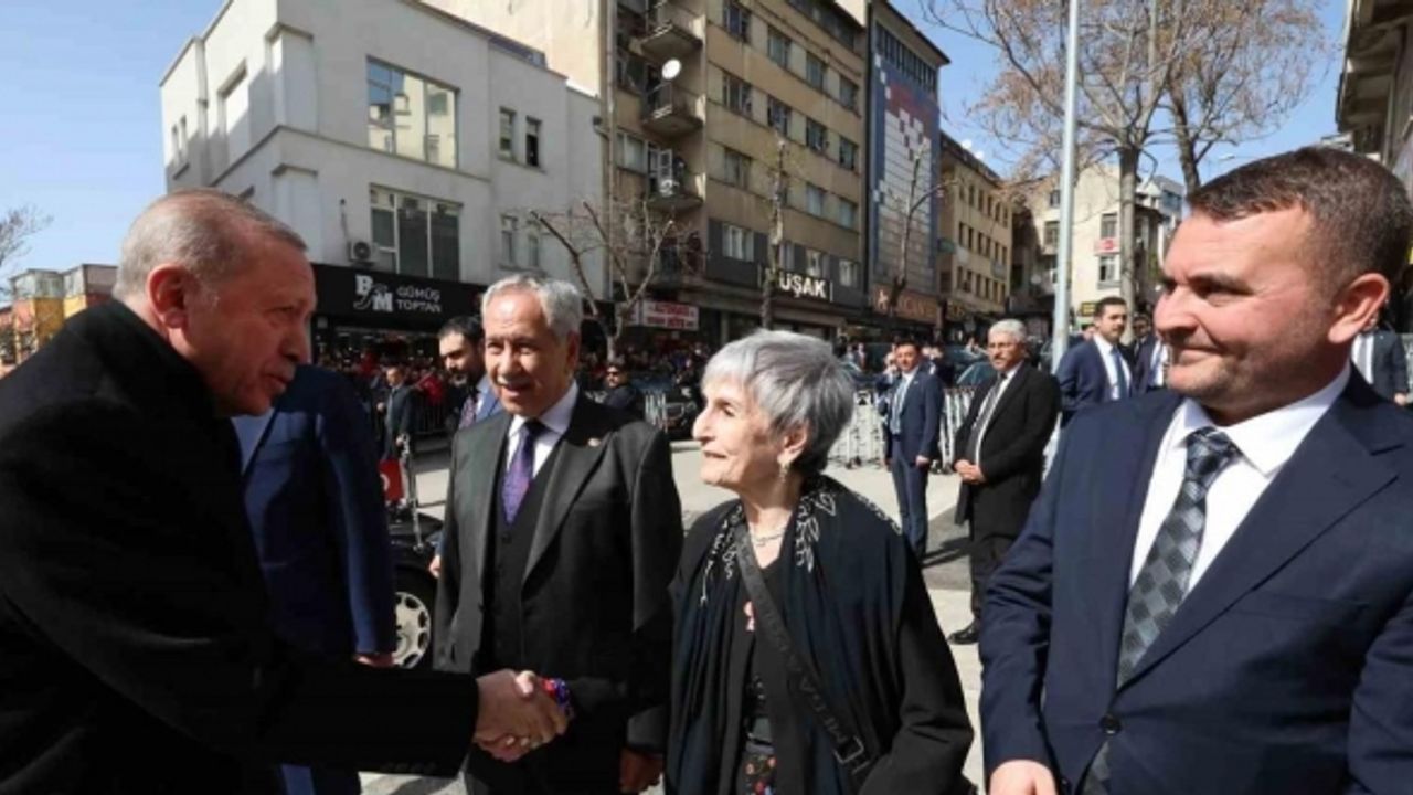 Cumhurbaşkanı Erdoğan: “Gençlerimizi internet mecralarındaki birtakım platformların sanal dünyalarına hapsederek sahip oldukları büyük medeniyet birikiminden mahrum bırakmak isteyenlere aradıkları fırsatı vermeyeceğiz”(1)