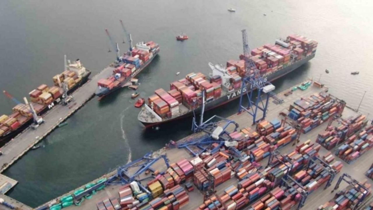 Devasa vinçlerin devrildiği limandaki hasar havadan görüntülendi