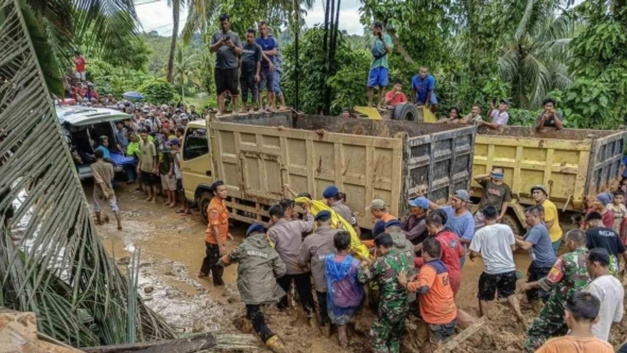 Endonezya’daki sel ve toprak kaymasında can kaybı 32’ye yükseldi