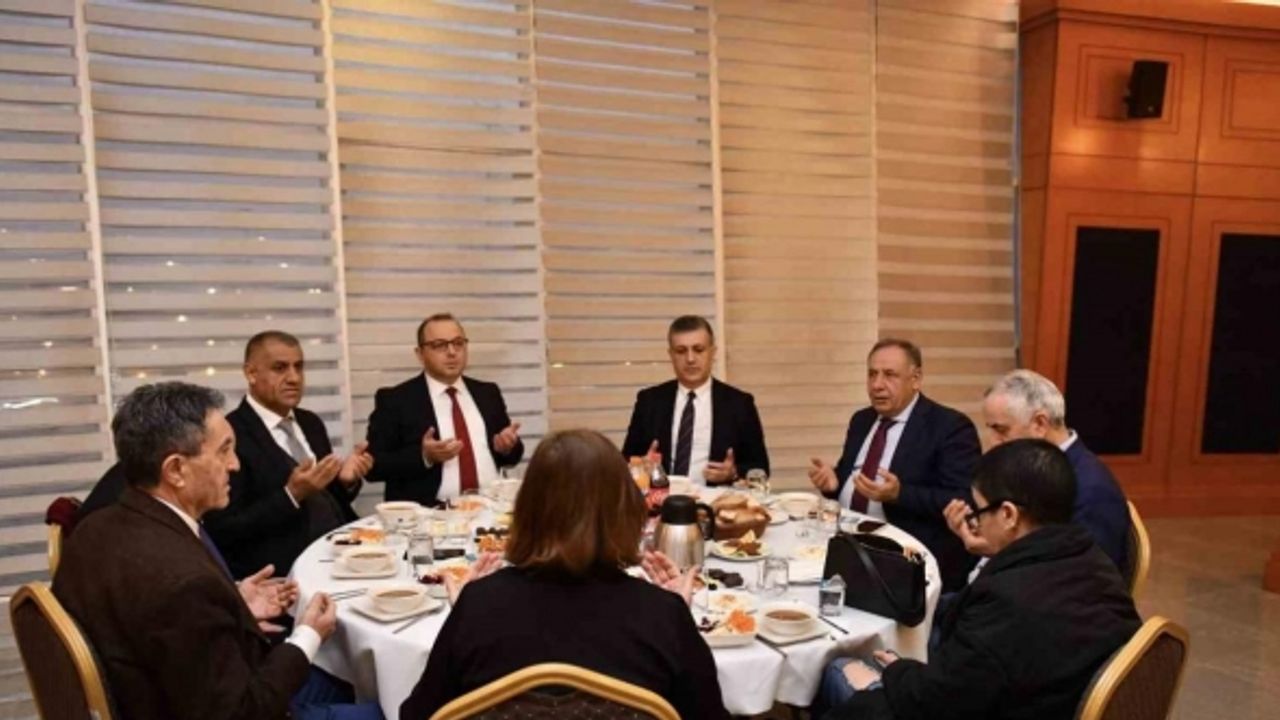 Esenyurt Belediye Başkanı Bozkurt, ilçe protokolü ile iftar sofrasında buluştu