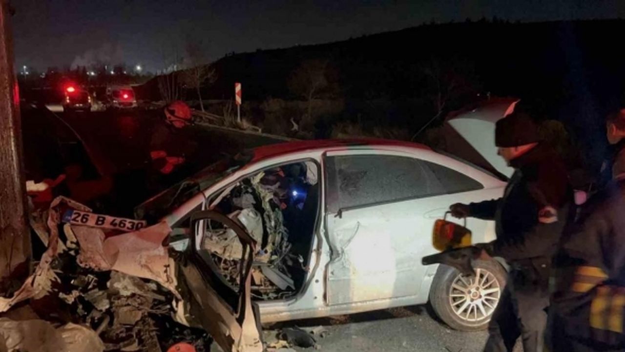 Eskişehir’de feci kaza: 190 kilometre hızla direğe çarpan otomobilin sürücüsü hayatını kaybetti
