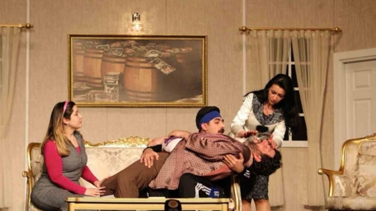 ‘Eyvah Yine Karıştı’ isimli tiyatro oyunu gönülleri fethetti