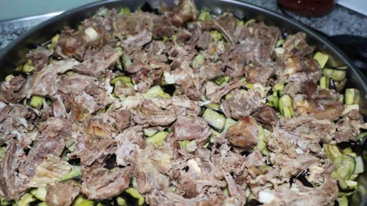 Gönüllü annelerin ellerinde pişen yemekler ihtiyaç sahiplerine ulaştırılıyor