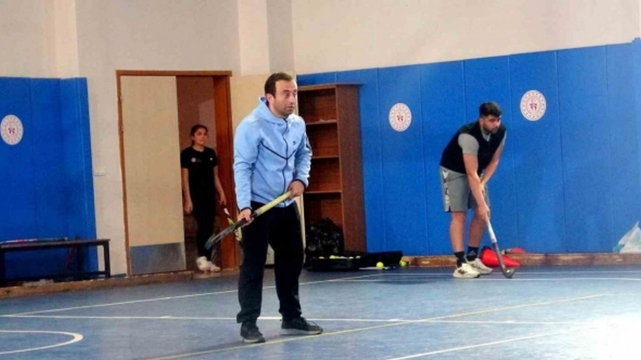 Hem öğrenci, hem de antrenörlük yapıyor