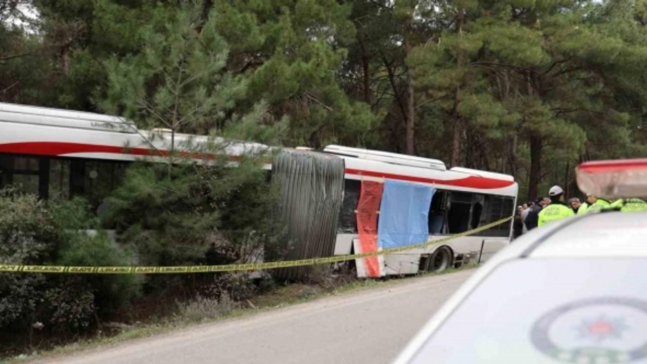 İzmir’de yolcuların olduğu belediye otobüsüne tır çarptı: 1 ölü, 4 yaralı
