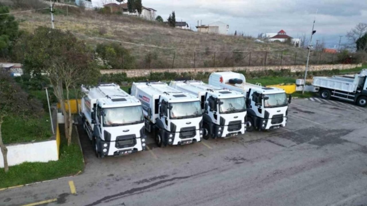 İzmit Belediyesi 3 yeni çöp kamyonu daha satın aldı
