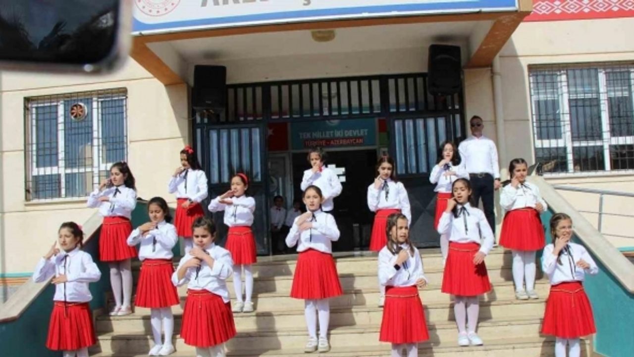 Kahramanmaraş’ta İstiklal Marşı’nın kabulünü minik öğrenciler hazırladıkları programla kutladı