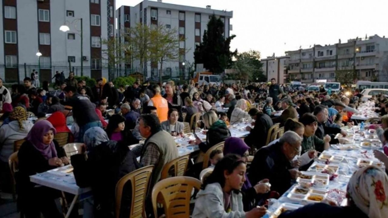 Kuşadası Belediyesi’nden Ramazan ayında 15 bin kişilik iftar yemeği