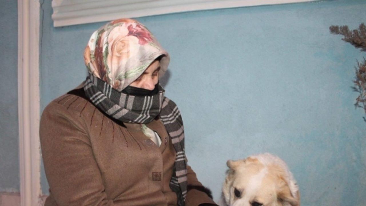 Mahallenin maskotu ’Çirkin’ alkış sesi duyunca oynamaya başlıyor