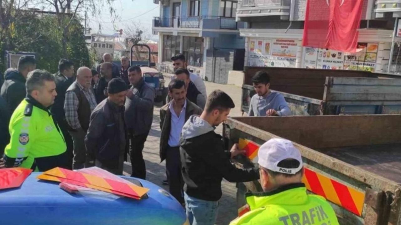 Manisa’da traktörlere reflektör ve tepe lambası takıldı