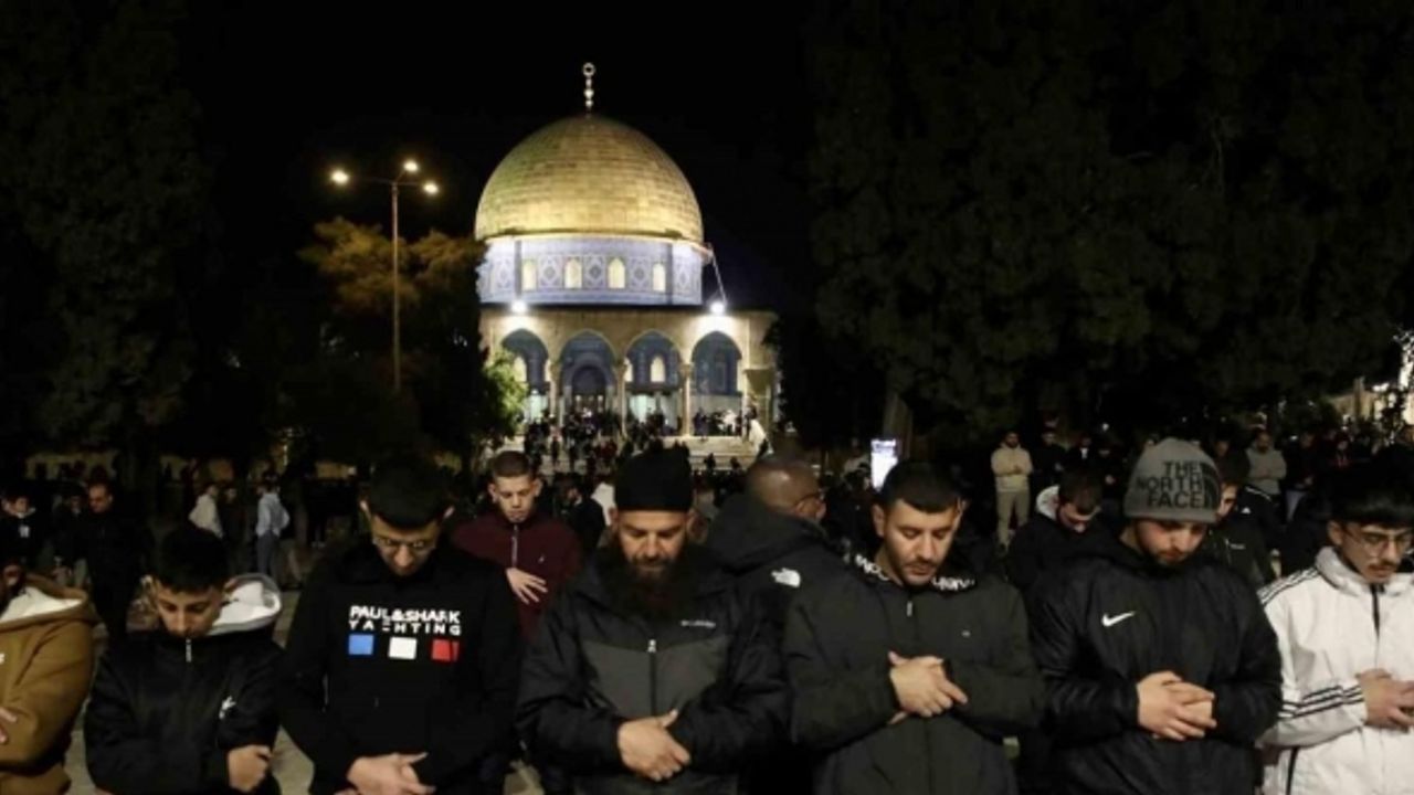 Mescid-i Aksa’da ramazanın ilk gününde teravih namazı 35 bin kişiyle kılındı