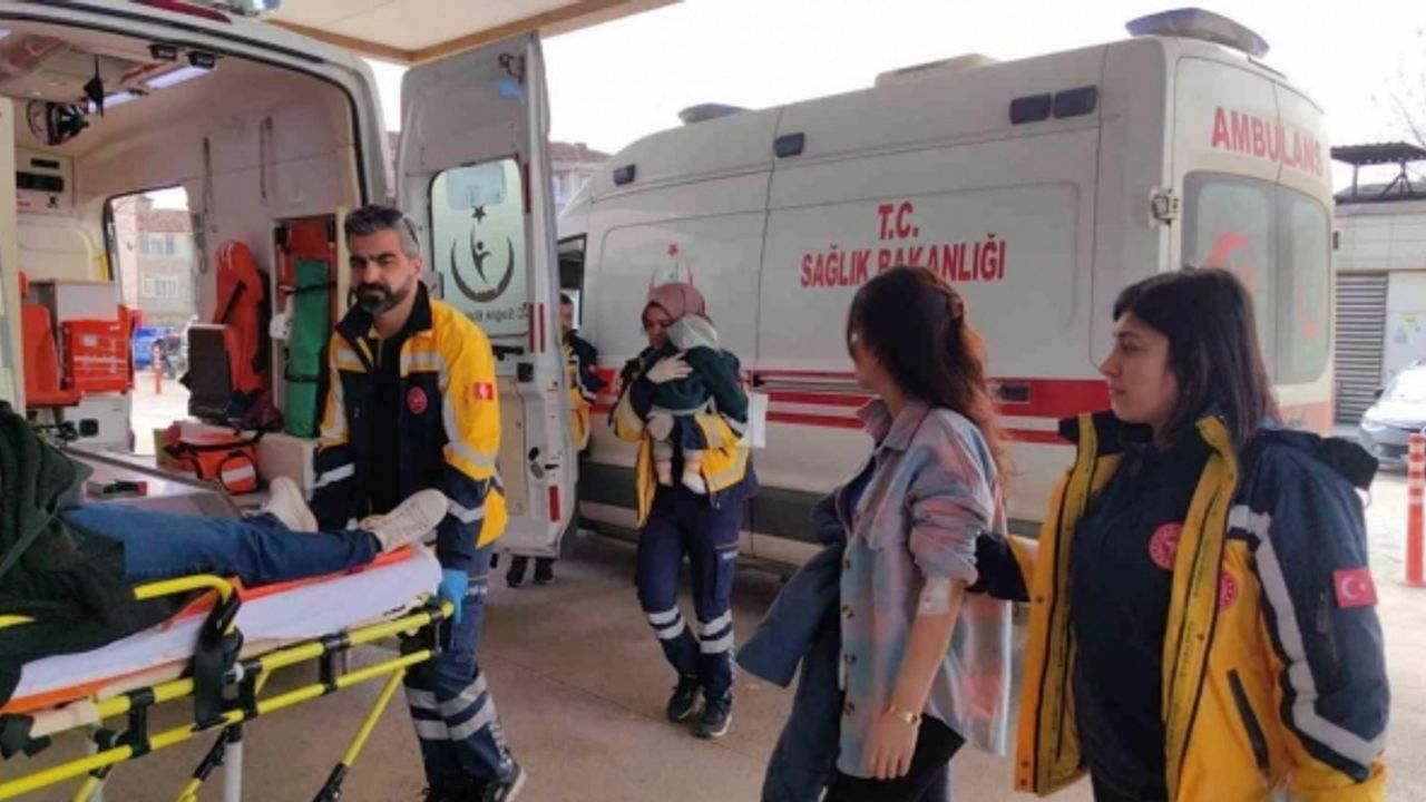 Minibüs ile otomobil çarpıştı: 1’i bebek 4 yaralı