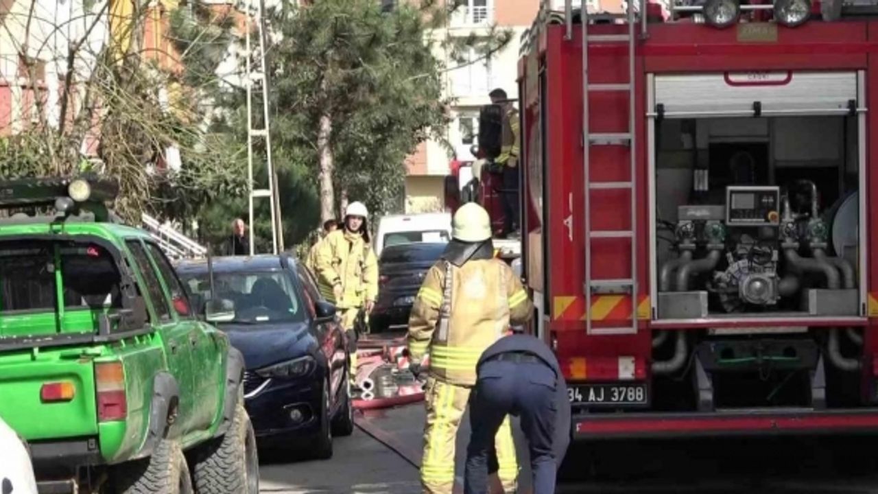 Pendik’te 5 katlı binanın çatısı alev alev yandı
