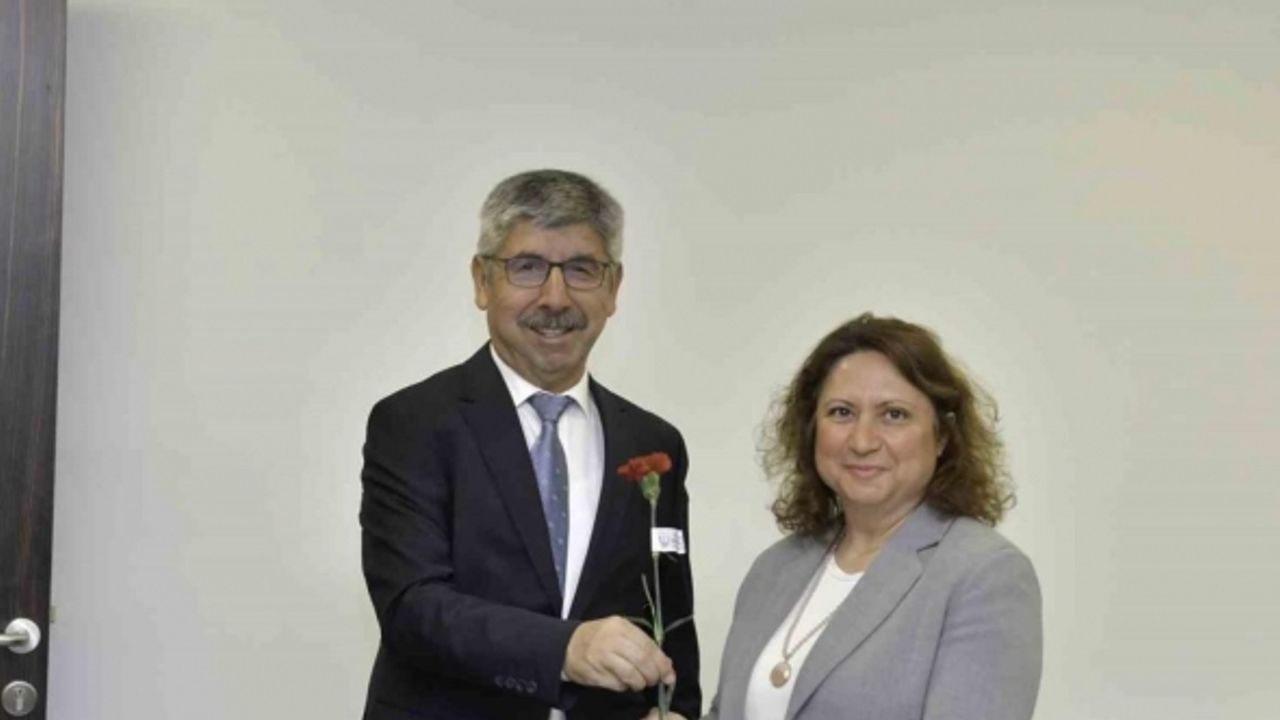 Rektör Kaçar’dan kadın personele Kadınlar Günü karanfili