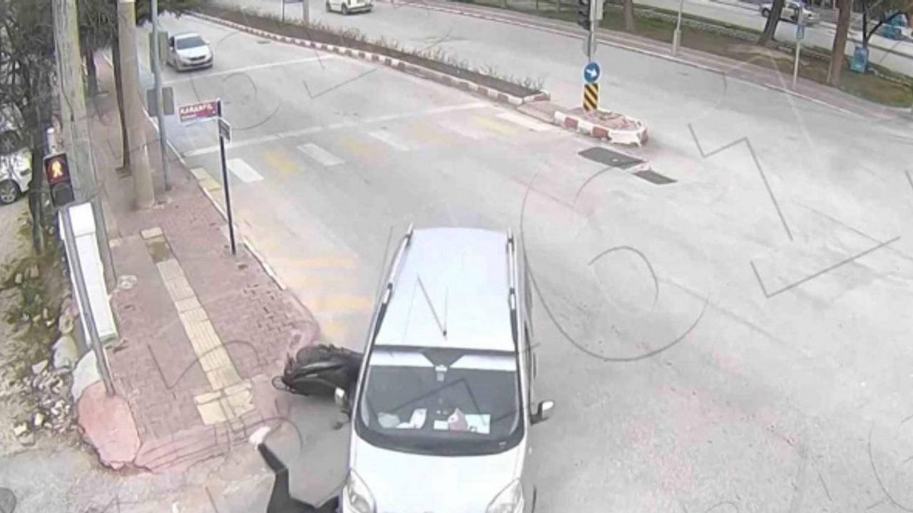 Sağından geçmek istediği otomobilin altında kalmaktan son anda kurtuldu