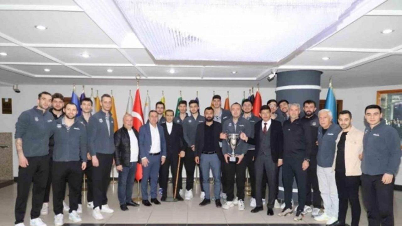 Şampiyon voleybol takımı kupayı Başkan Özcan’a teslim etti