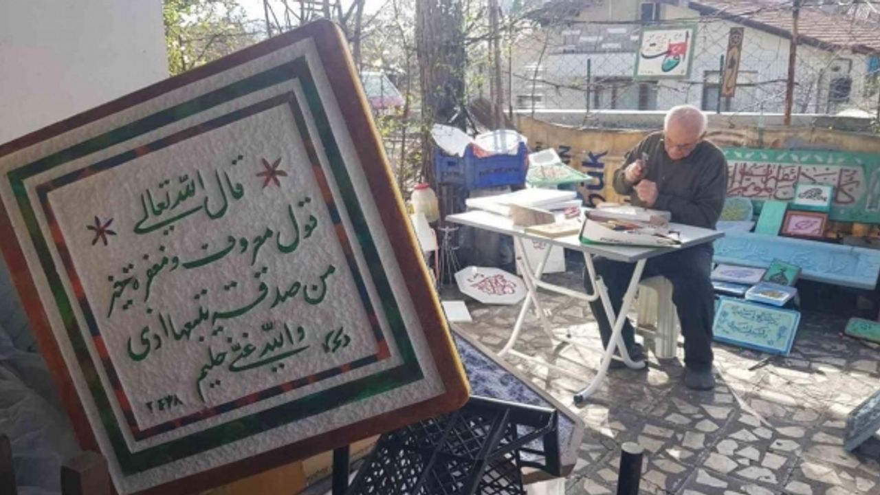 Selatin camilerinde gördüğü hat yazılarını 51 yıldır işliyor