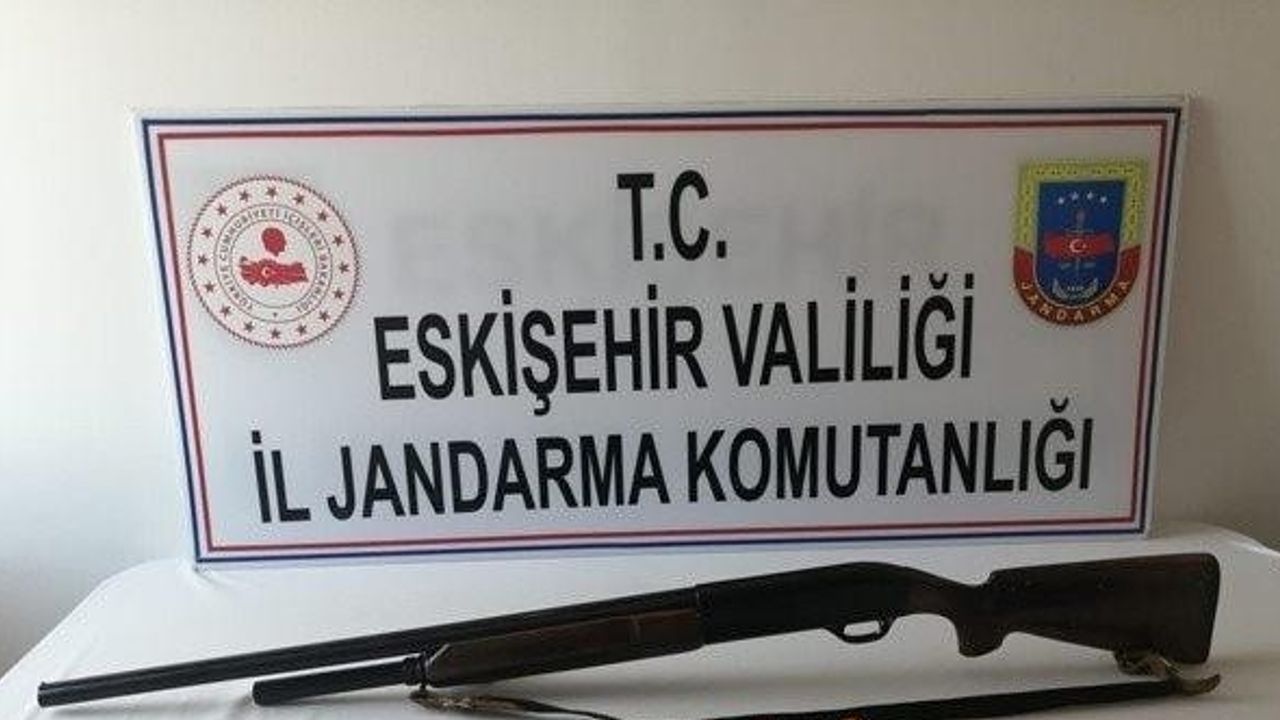 Şüphelilerin ikametleri ile araçlarında yapılan aramalarda birçok ruhsatsız silah ve tüfek ele geçirildi