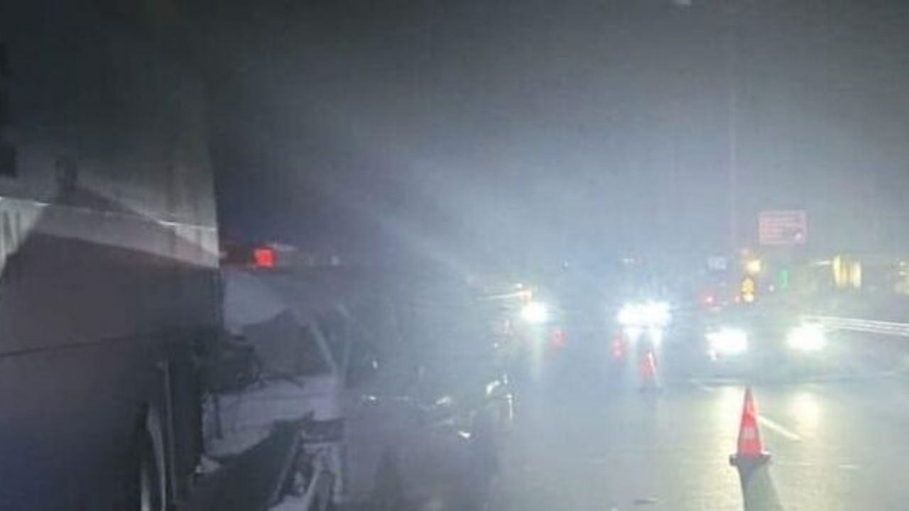 Ticari araç seçim otobüsüne ok gibi saplandı: 1 ölü