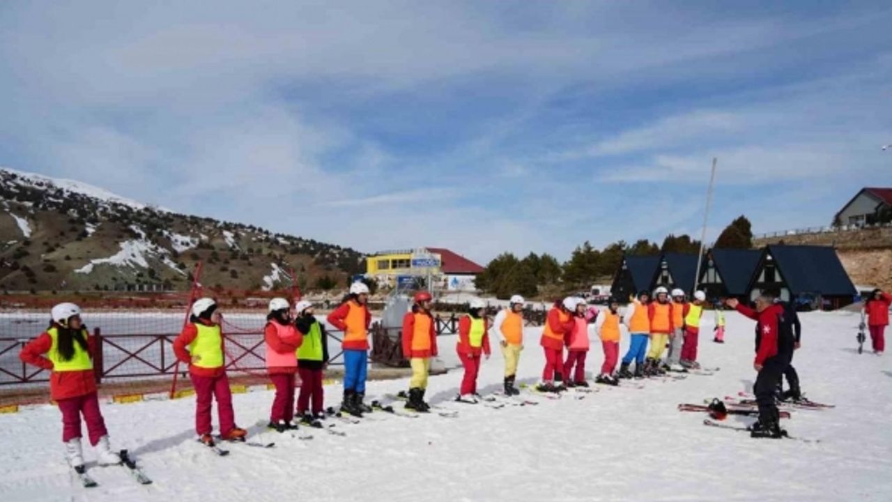 Üniversite öğrencileri ilk kayak heyecanını Ergan Dağı’nda yaşadılar