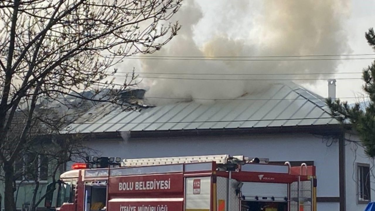 Yaşlı çiftin balkona koyduğu kömür kovası 3 evi yaktı