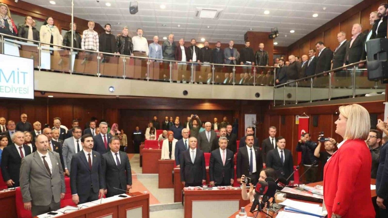 Başkan Hürriyet ilk mecliste alkışlarla karşılandı: "400 bin İzmitliye hizmet edeceğiz"