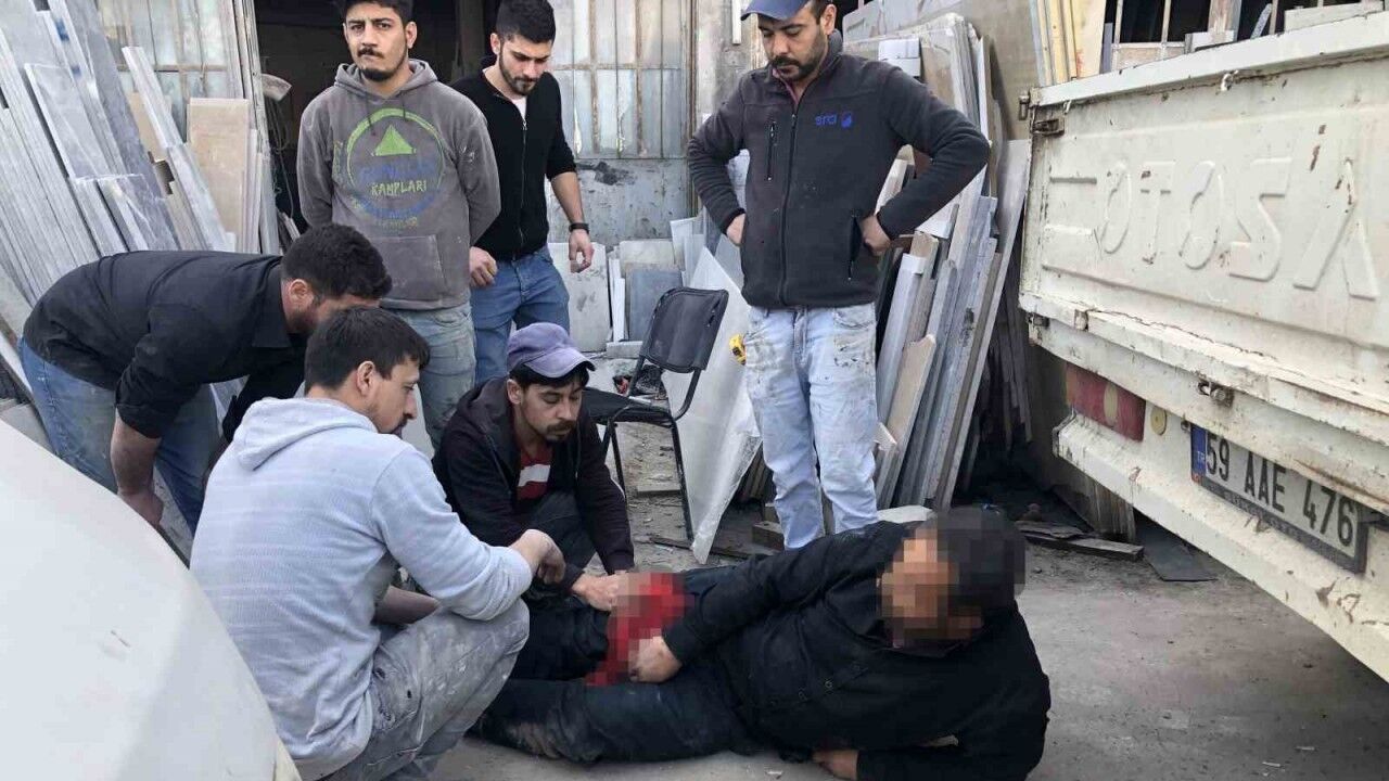 Kavga ettiği ortağı tarafından bıçaklandı