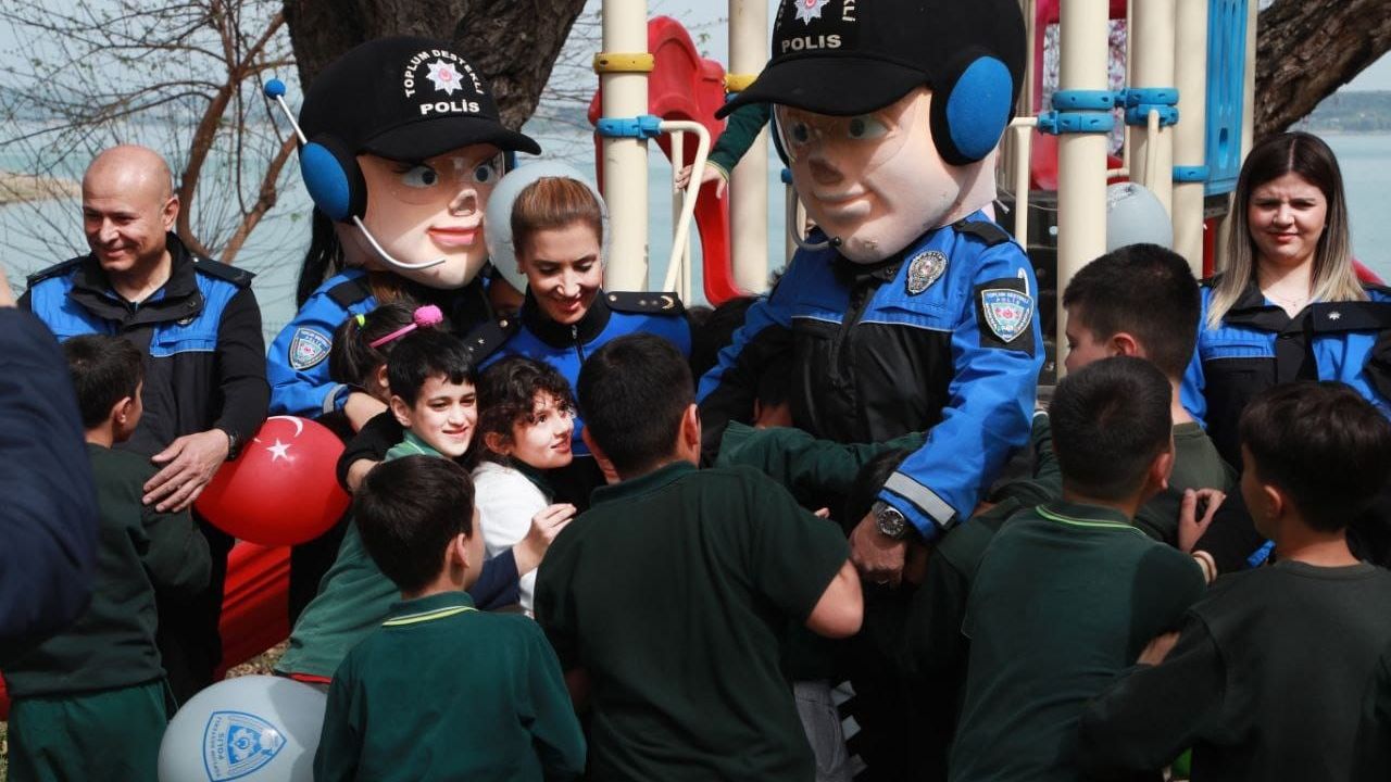 Polisten bayramda çocuklara sürpriz