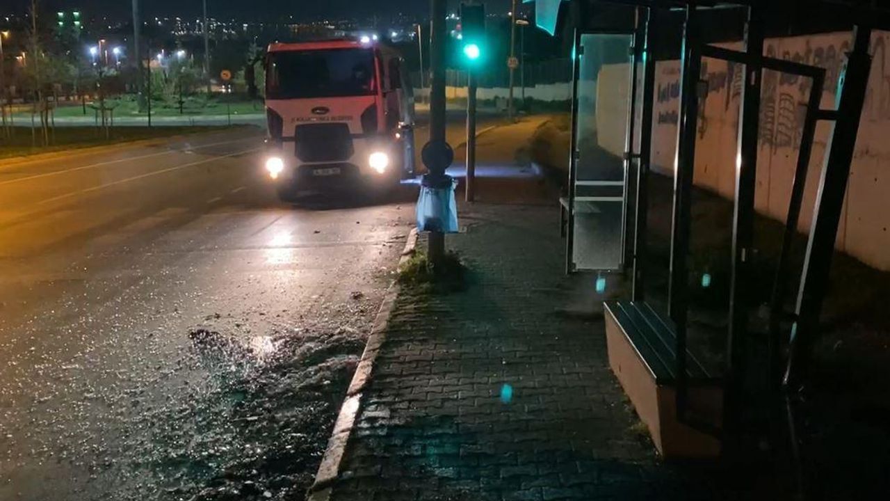 Polisten kaçan ehliyetsiz sürücü otobüs durağına çarptı