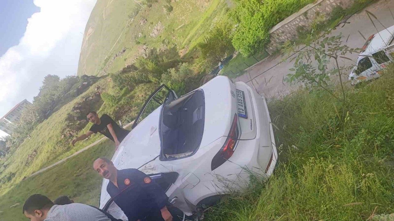 Bitlis’te minibüsle otomobil çarpıştı: 1 yaralı