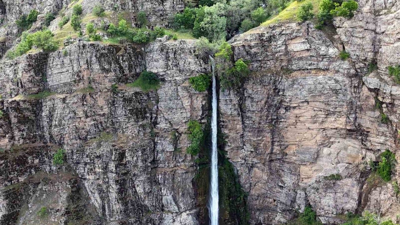 Bitlis’teki Gümüşkanat Şelalesi havadan görüntülendi